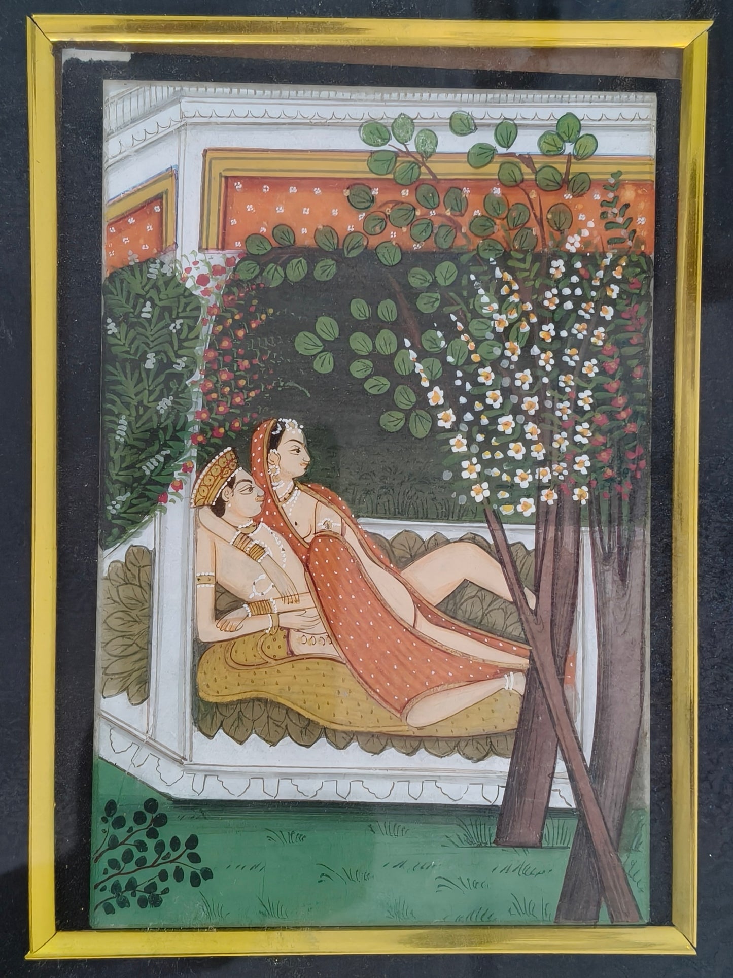 Royal Couple Garden Retreat Marble Plate Painting – Handcrafted Miniature Artwork